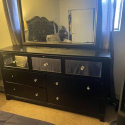 Two Nightstand In The Dresser With Mirror