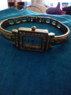 Reloj con piedritas muy bonito