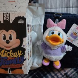 Daisey Mickey Family Better Together Keychain 