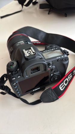 Canon 5d mark 4 with kit lens