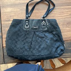 Beautiful Perfect Condition Coach Handbag 