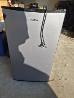 Midea Mini Fridge