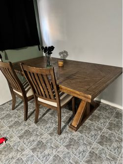 Table w/ 2 chairs