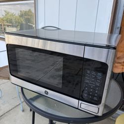GE® 1.1 CU. FT. CAPACITY COUNTERTOP MICROWAVE OVEN
