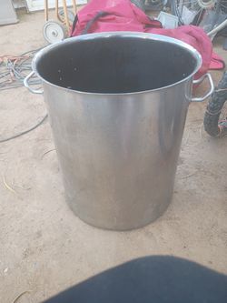 42 quart stock pot has no lid great to make chili and refried beans