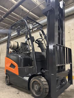 Doosan 2020 forklift, 3500 lb,3 stage, side shift 