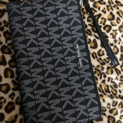 Used Michael Kors Wristlet 