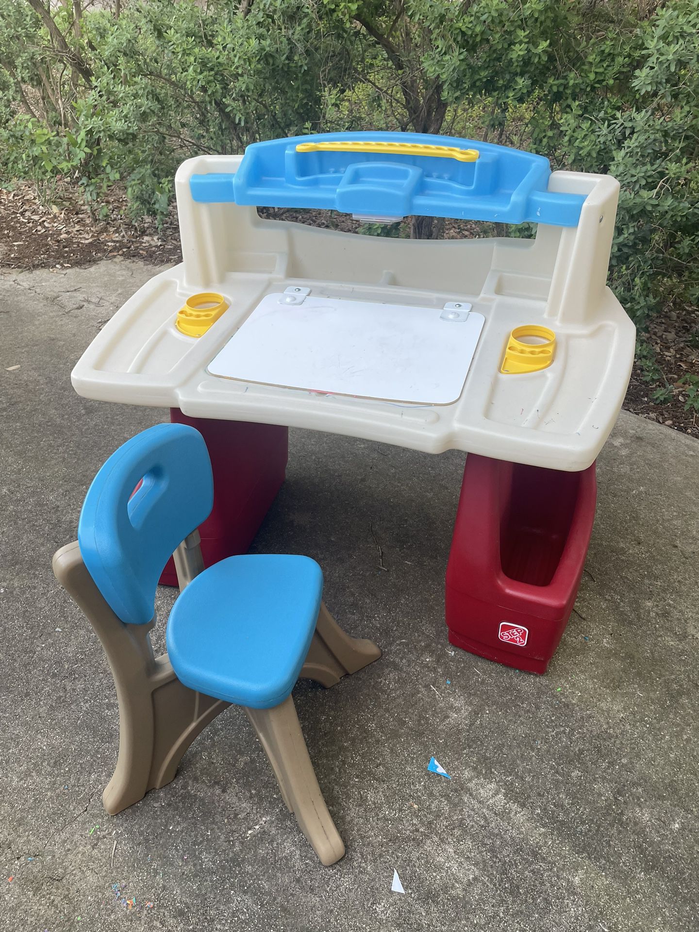 Little Tikes - Kid Desk And Chair 