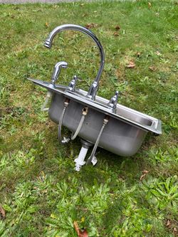Metal sink with spray nozzle