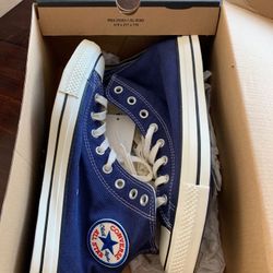 Converse. Men 9. Women 11. Zipper.