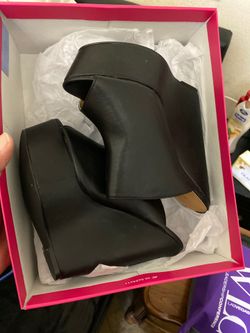 Black wedges