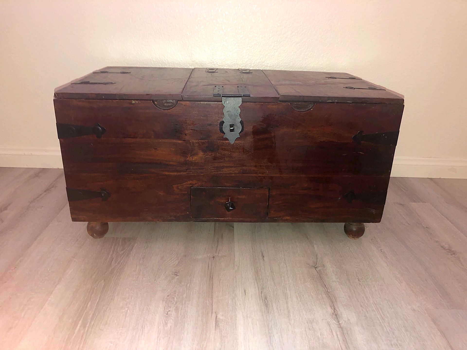 Wood trunk/ coffee table for Sale in Las Vegas, NV OfferUp