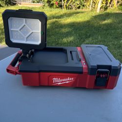 Milwaukee M12 12-Volt Lithium-Ion Cordless PACKOUT Flood Light w/USB Charging