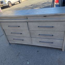 Dresser With Mirror Jewelry And Lights On The Drawers Used Exelent Conditions 