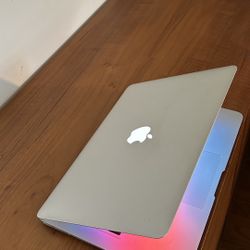 Apple MacBook Air 13” I5/8GB/256GB SSD $180