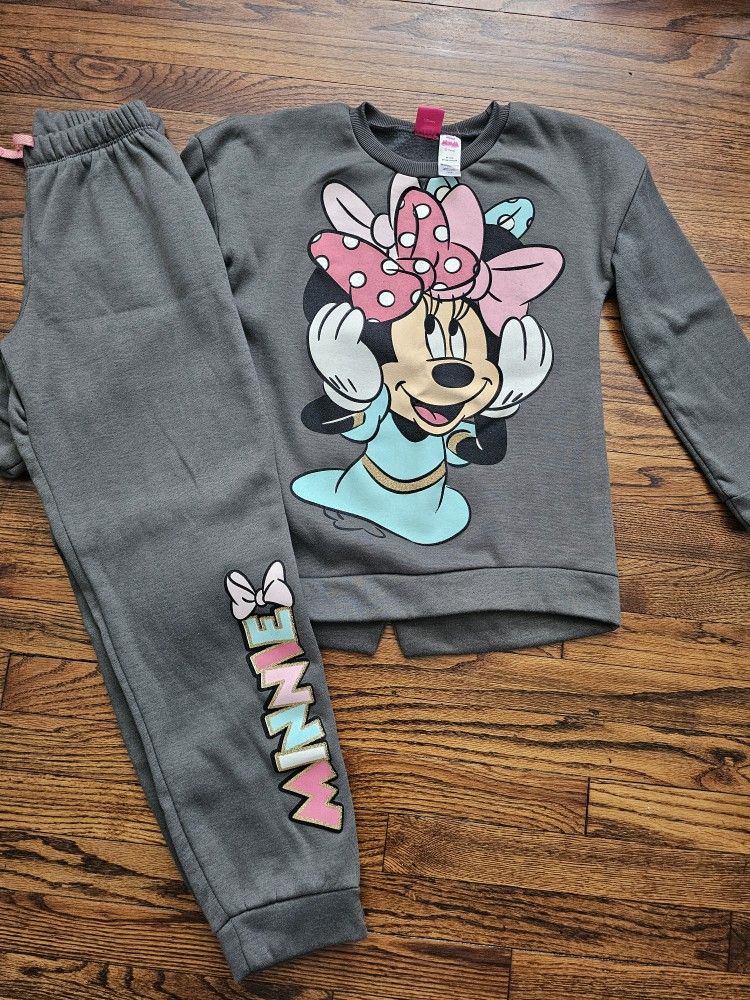 Girl size 14/16
Minnie Mouse sweat suit