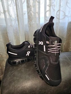 OC. Women sport shoe.    Size. 5.5