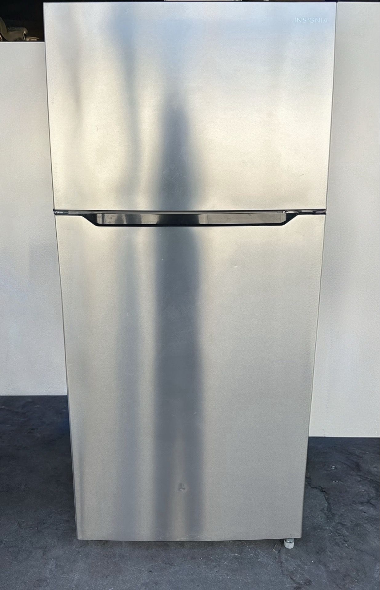 30” INSIGNIA 18 CU TOP FREEZER APARTMENT SIZE REFRIGERATOR STAINLESS “WORKS GREAT