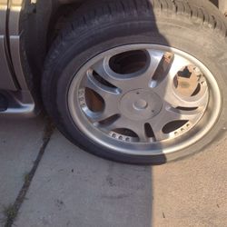 Set Of 22in Tires And Wheels 