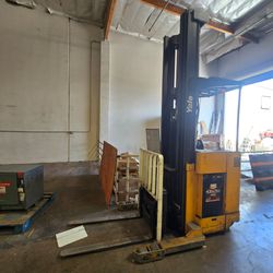 Yale stand-up forklift AS IS