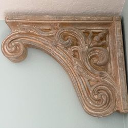 Neoclassic corner appliqué