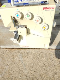 Singer Quilting Machine, Has 4 Spool Holders