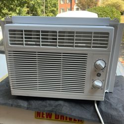 GE Air Conditioner  5050 Btu Almost New