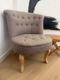 Tufted Accent Chair with Cabriole Legs.  Elegant Tufted Accent Chair – Taupe Linen Look – $95 OBO