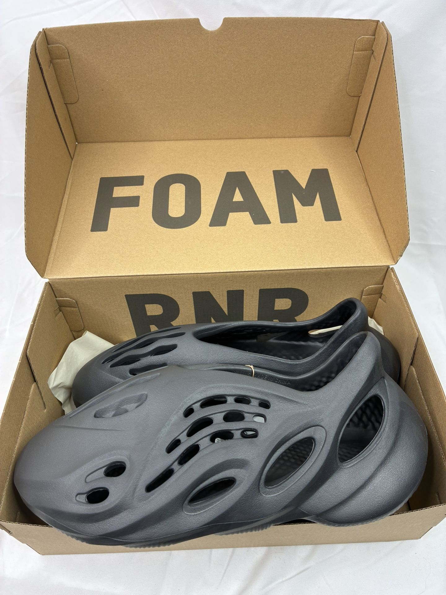 NWB Adidas Yeezy Foam RNR Runner Men’s Size 11 – Onyx Black (HP8739)