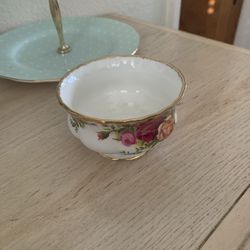 Kitchen / dining  /Sugar bowl from Royal Albert Old Country Roses