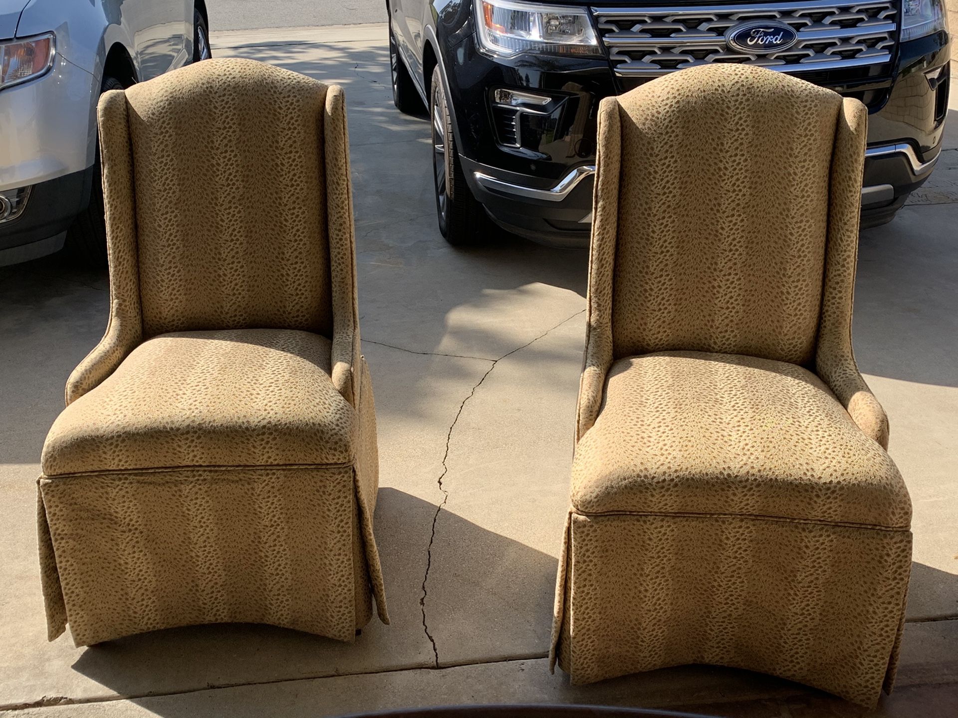 Dining Room Table & Chairs