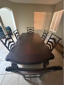 Expandable Dining Table Set – Seats 6, Expands to 8