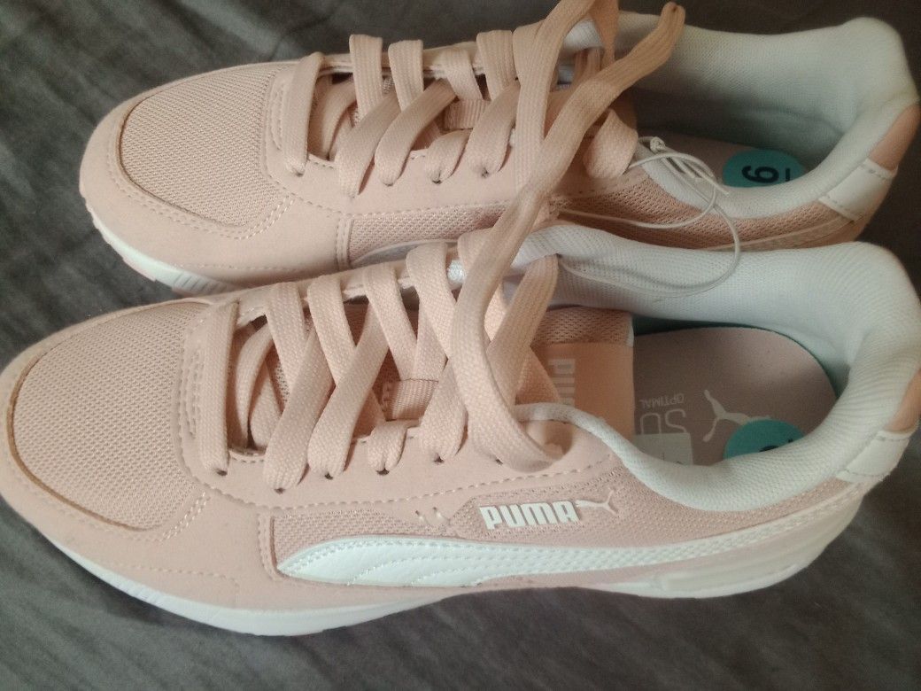 Puma Shoes (New) Size 6