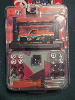 M2 Machines 1990 Chevrolet C1500 SS 454 Die-Cast Set
