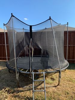 Round Trampoline with Safety Net and Ladder