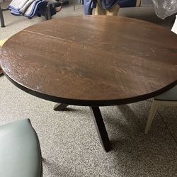 Round Table Whit 2 Chairs 
