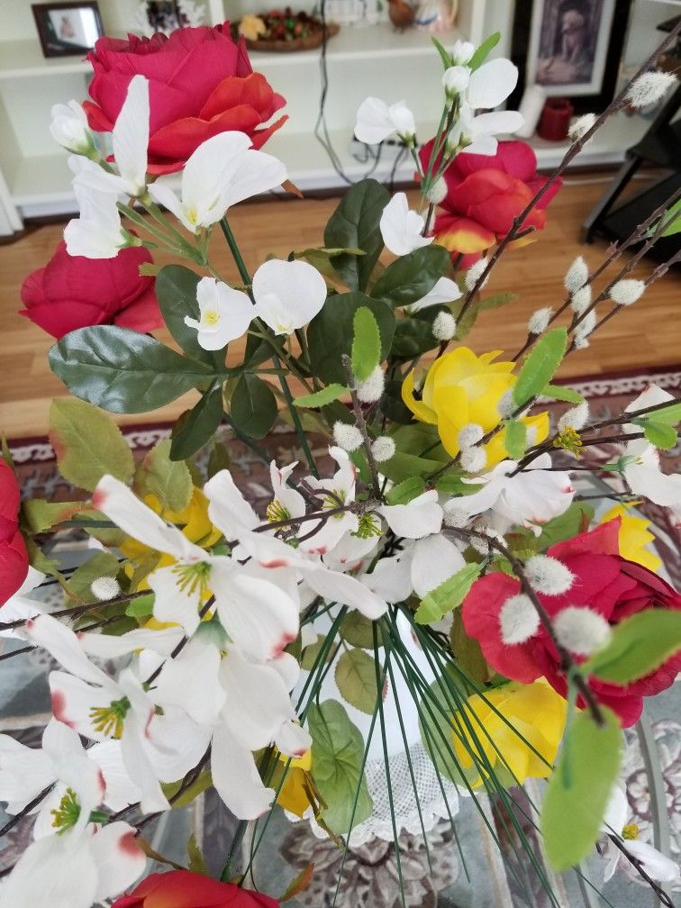 Brandnew Beautiful/Elegant Silk Flower's arrangement was Display For Staging House For Sale