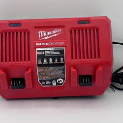 Milwaukee M18 Dual-Bay Rapid Charger – excellent condition