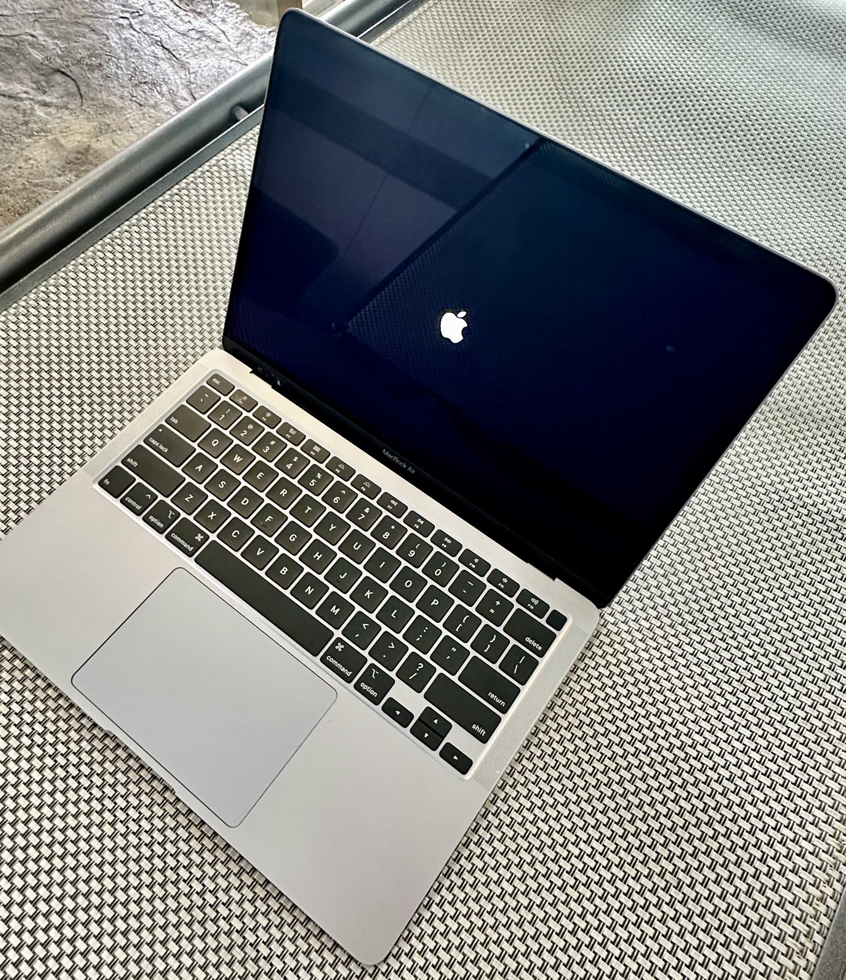 Apple MacBook Air + Hardshell case + Keyboard Cover- 256GB, 13.3in, iOS 18.2