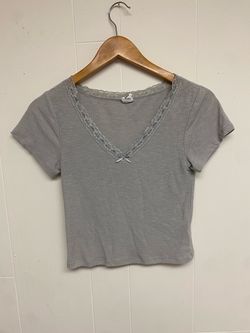 Me to we gray v neck lace trim cropped top size XS