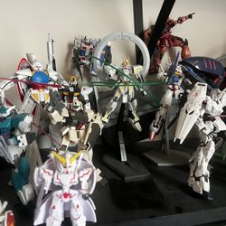 24 Model Robots / Action Figures