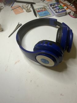 Miku Nakano cosplay (headphones prop)