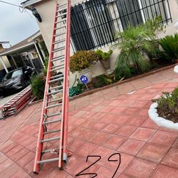 Escalera de 28 pies de fibra de vidrio casi nueva