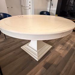 round dinning table