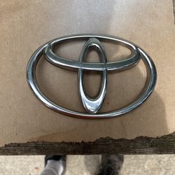 2001-2002 Toyota 4Runner Grill Emblem