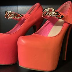 Hot Pink Chain Strap Platform Heels – Size 11