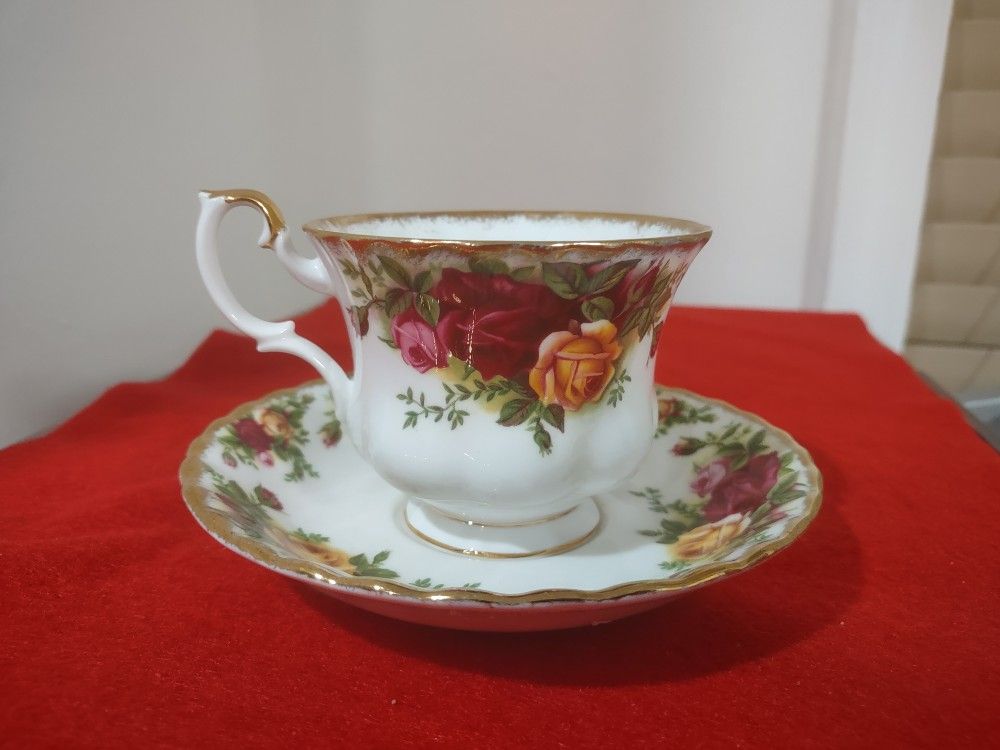 Old Country Roses Royal Albert American Beauty Tea & Cup Saucers Bone China; made in England.
