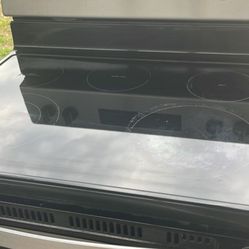 Whirlpool 30-in Glass Top 5 burners 5.3-cu ft Air Fry Convection Oven Freestanding Electric Range