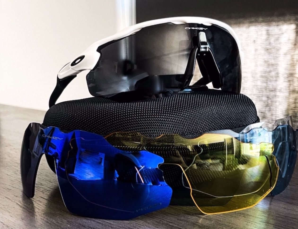 ‘2️⃣6️⃣🥳 New Oakleys Box, Pouch Cloth All Included🥂