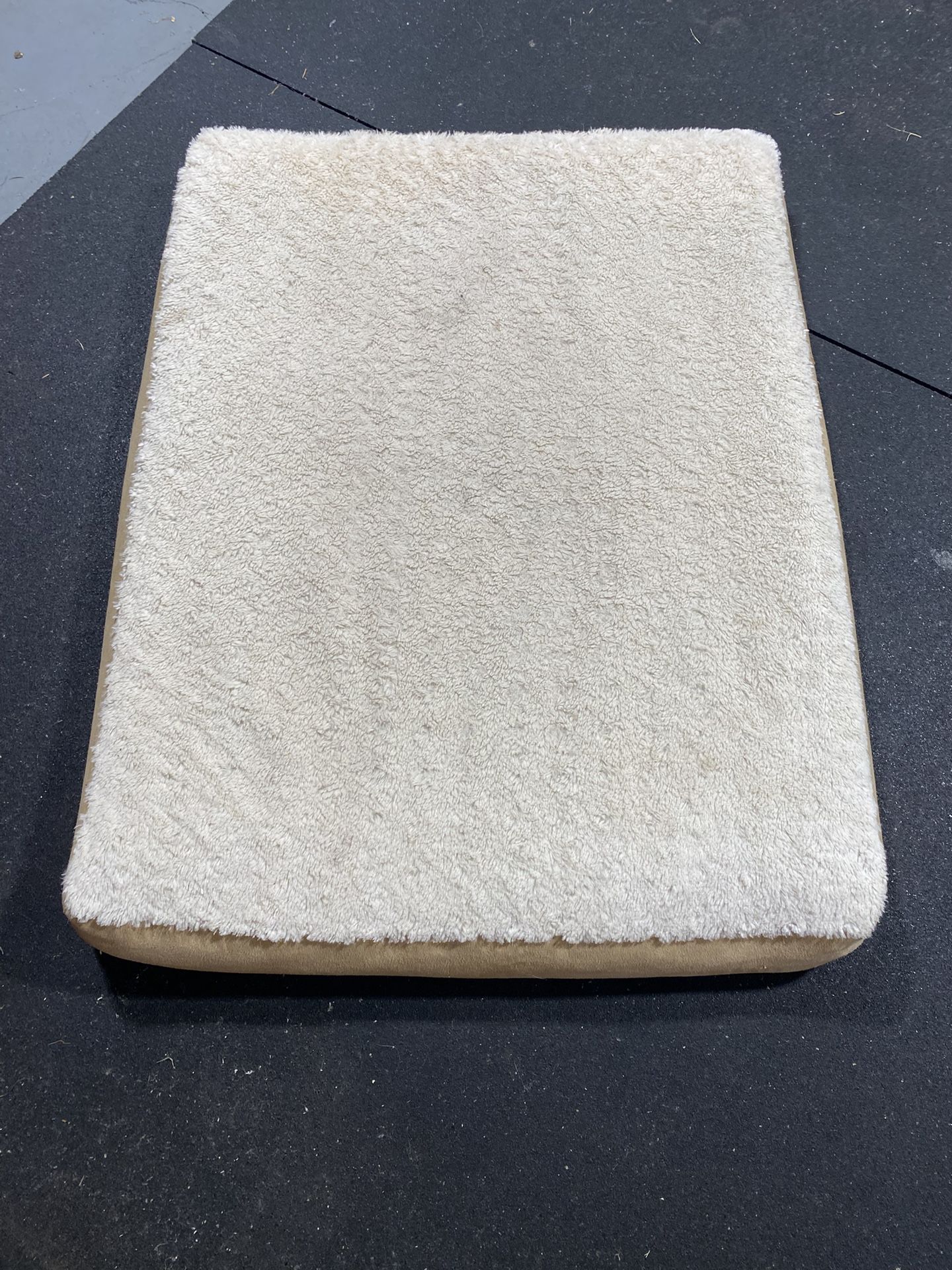 🐾 Soft Beige Pet Bed / Cushion – 27” x 36” (Like New)
